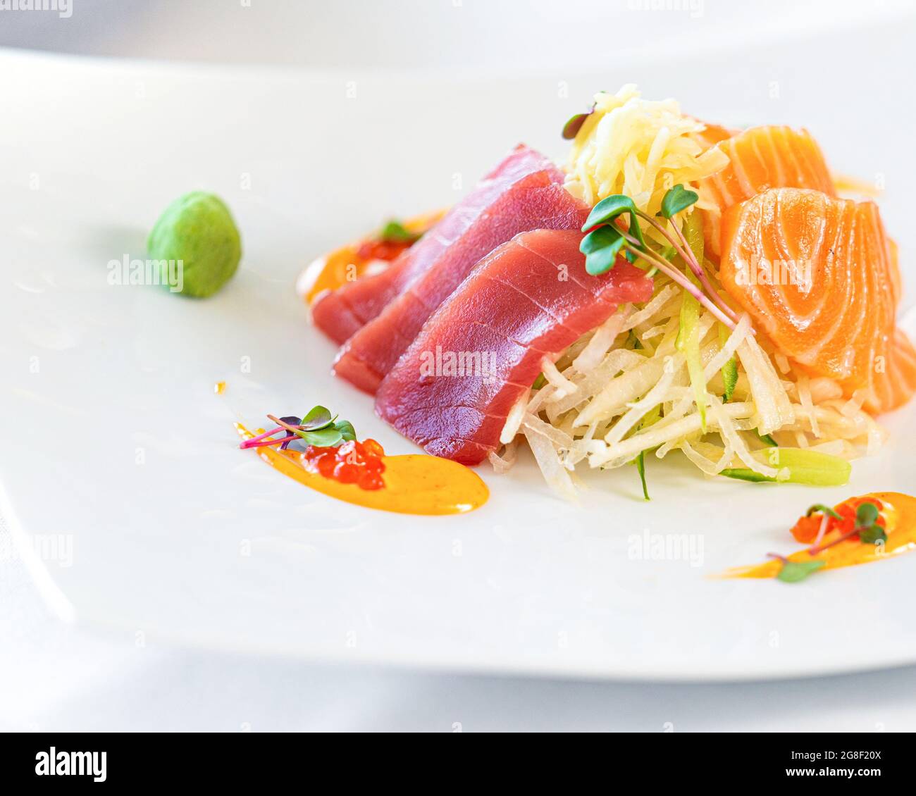 tranche de poisson frais japonais sashimi sur l'assiette Banque D'Images