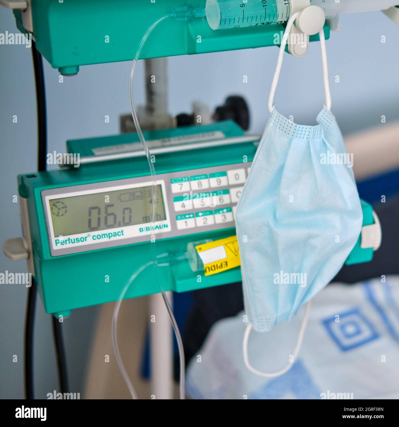 Pompe à seringue, compte-gouttes pour l'anesthésie épidurale et  l'administration de médicaments pendant les opérations et les procédures  médicales à l'hôpital Photo Stock - Alamy