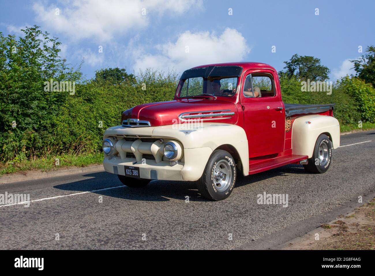 Années 1951 50 Fifties rouge blanc American Ford F1 pick-up 6400 cc camion de travail en route pour Capesthorne Hall classique salon automobile de juillet, Cheshire, Royaume-Uni Banque D'Images
