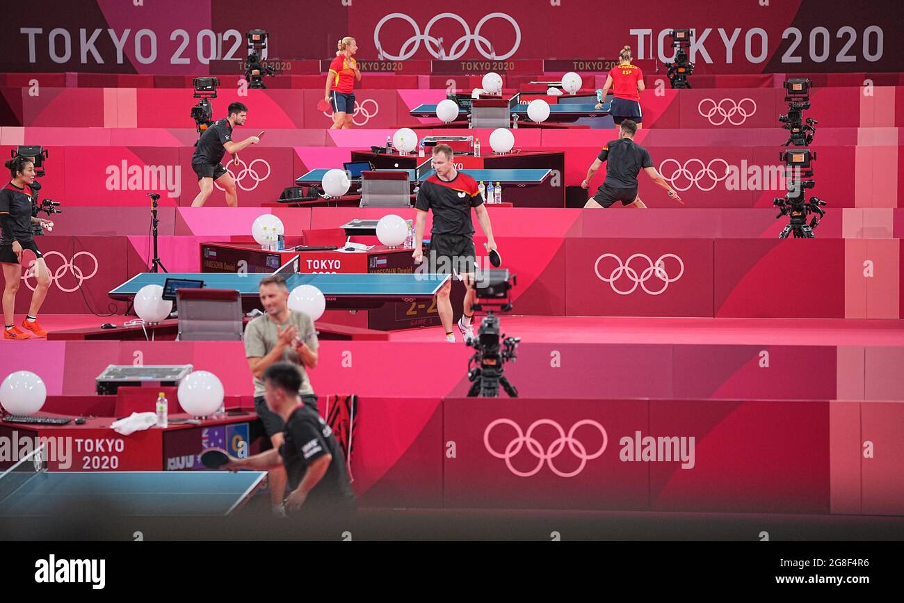 20 juillet 2021, Japon, Tokio: Tennis de table: Jeux olympiques, entraînement au Tokyo Metropolitan Gymnasium. Les joueurs de tennis de table s'entraînent à différentes tables. Photo: Michael Kappeller/dpa Banque D'Images