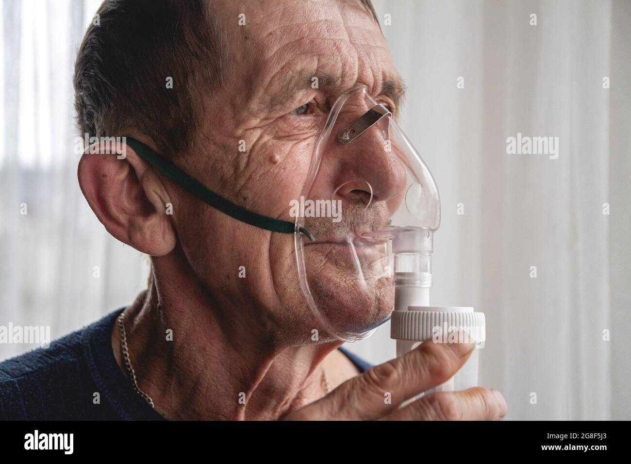 personne âgée âgée avec un masque à oxygène en quarantaine Photo Stock -  Alamy