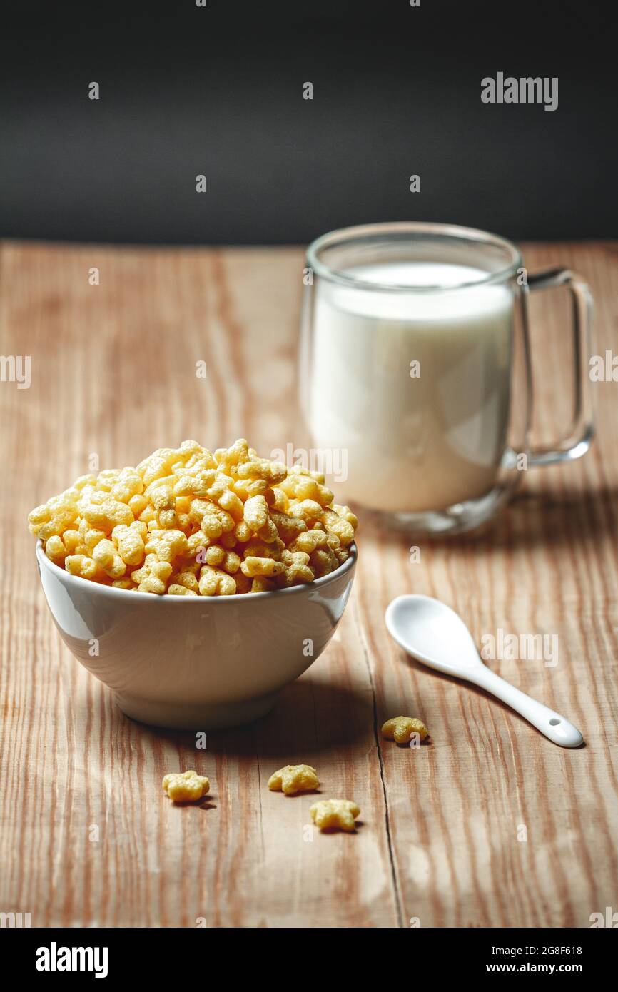 Bol Avec Cereales Pour Petit Dejeuner Rapide Et Verre De Lait Photo Stock Alamy
