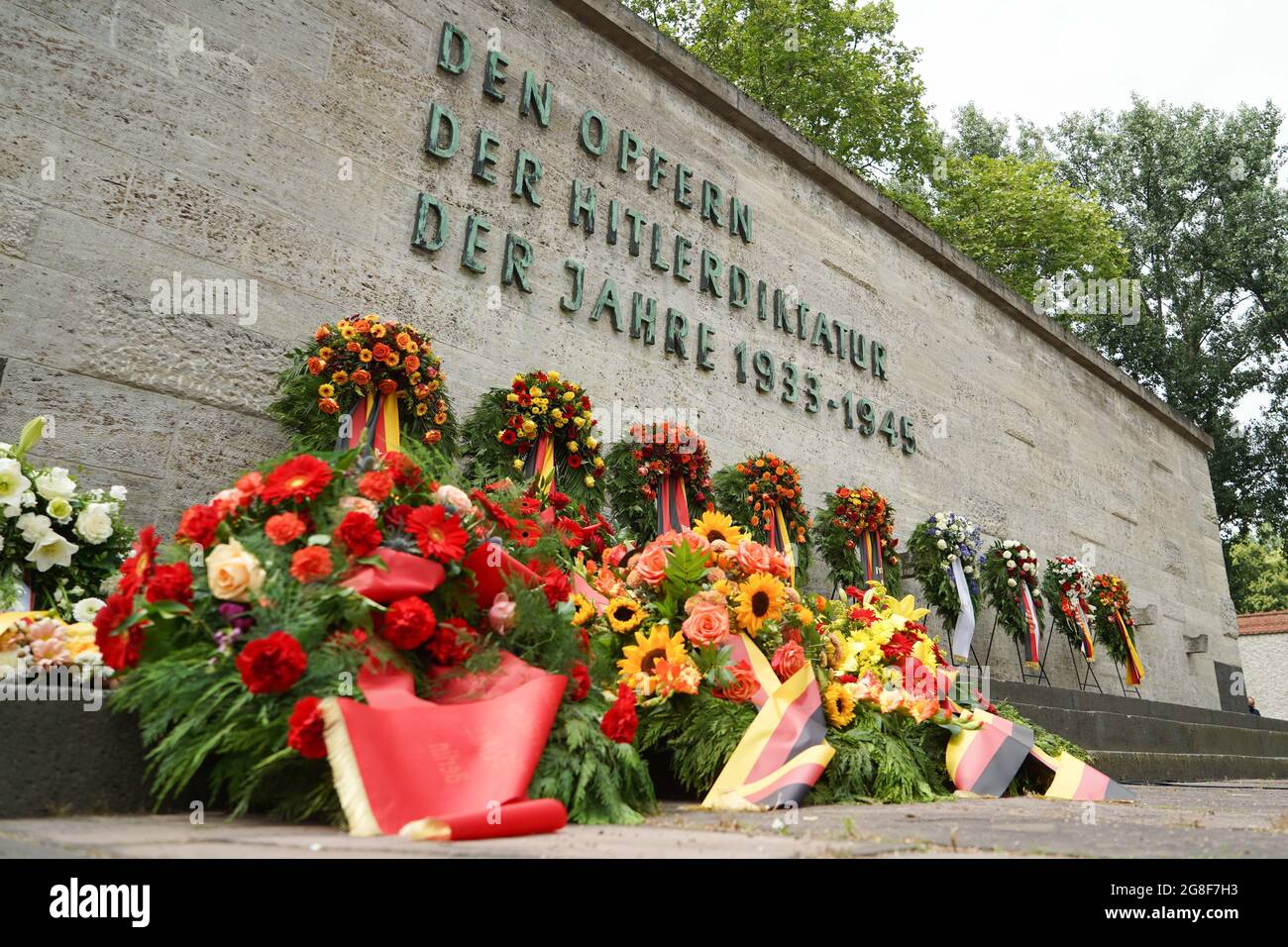Berlin, Allemagne. 20 juillet 2021. Des couronnes sont présentes sur le site commémoratif de Plötzensee à l'occasion de la commémoration de ceux qui ont été assassinés dans la résistance contre la tyrannie nationale socialiste. Il y a 77 ans, le 20 juillet 1944, les officiers de Wehrmacht autour du Comte von Stauffenberg avaient tenté sans succès de tuer Hitler avec une bombe et de mettre fin à la guerre. Stauffenberg et trois co-conspirateurs ont été abattus dans le bloc de Bendlerblock le soir de la tentative d'assassinat. Credit: Jörg Carstensen/dpa/Alay Live News Banque D'Images