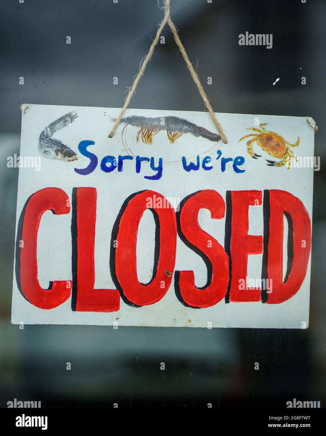 Panneau fermé - Désolé nous sommes fermés Avis, Désolé nous sommes fermés panneau sur un magasin de fruits de mer à Felixstowe Ferry Royaume-Uni. Banque D'Images