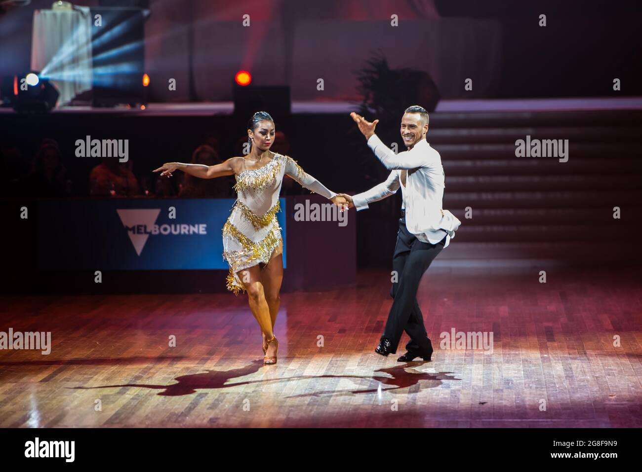 Daniel Ryan et Claudia Geils, danseurs de la salle de bal australienne, se produisent dans une section latine de classe A&B pour adultes du 73e championnat australien de danse sportive. Banque D'Images