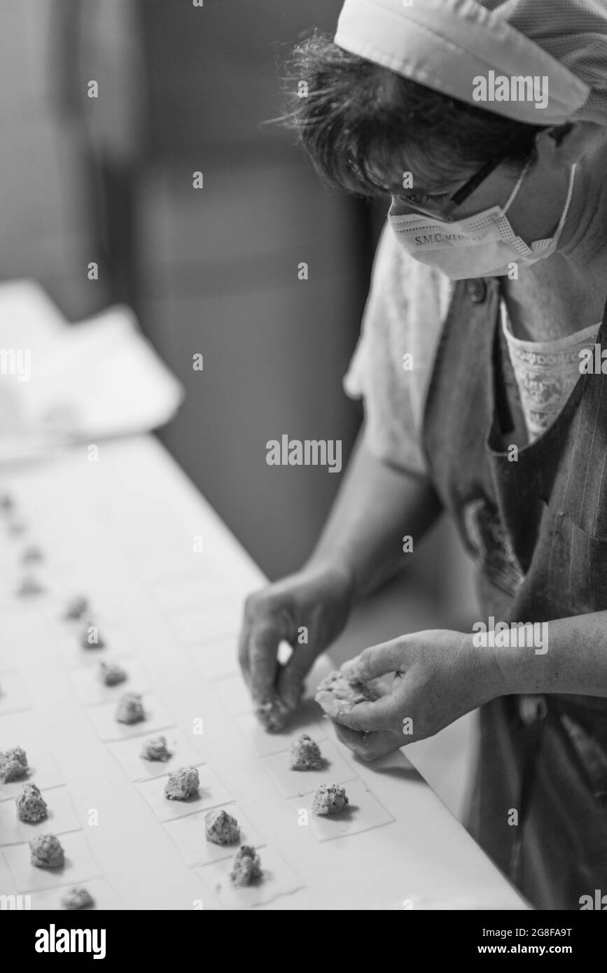 PIACENZA, ITALIE - 17 juillet 2021: Femme qui fait des tortelli , pâtes italiennes farcies traditionnelles Banque D'Images