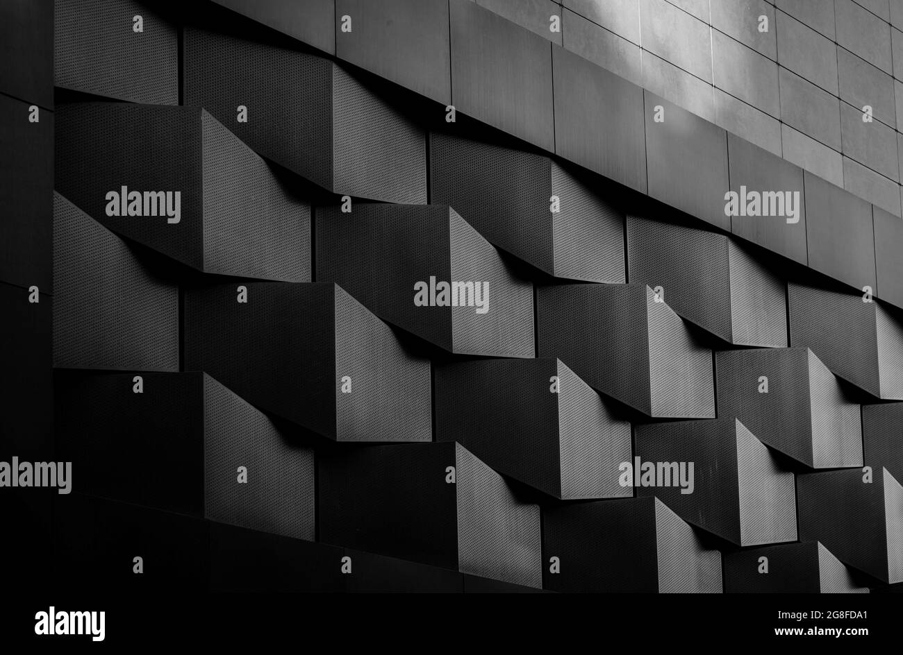 Mur de métal noir nouveau bâtiment futuriste. Banque D'Images