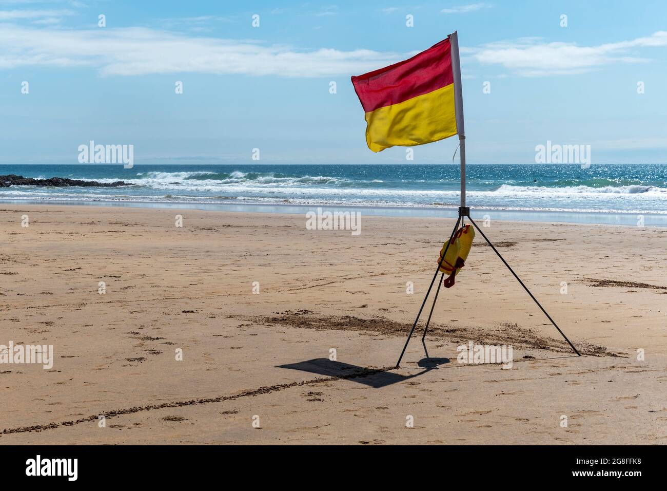 Drapeau rouge et jaune sur la plage Banque de photographies et d’images — free download