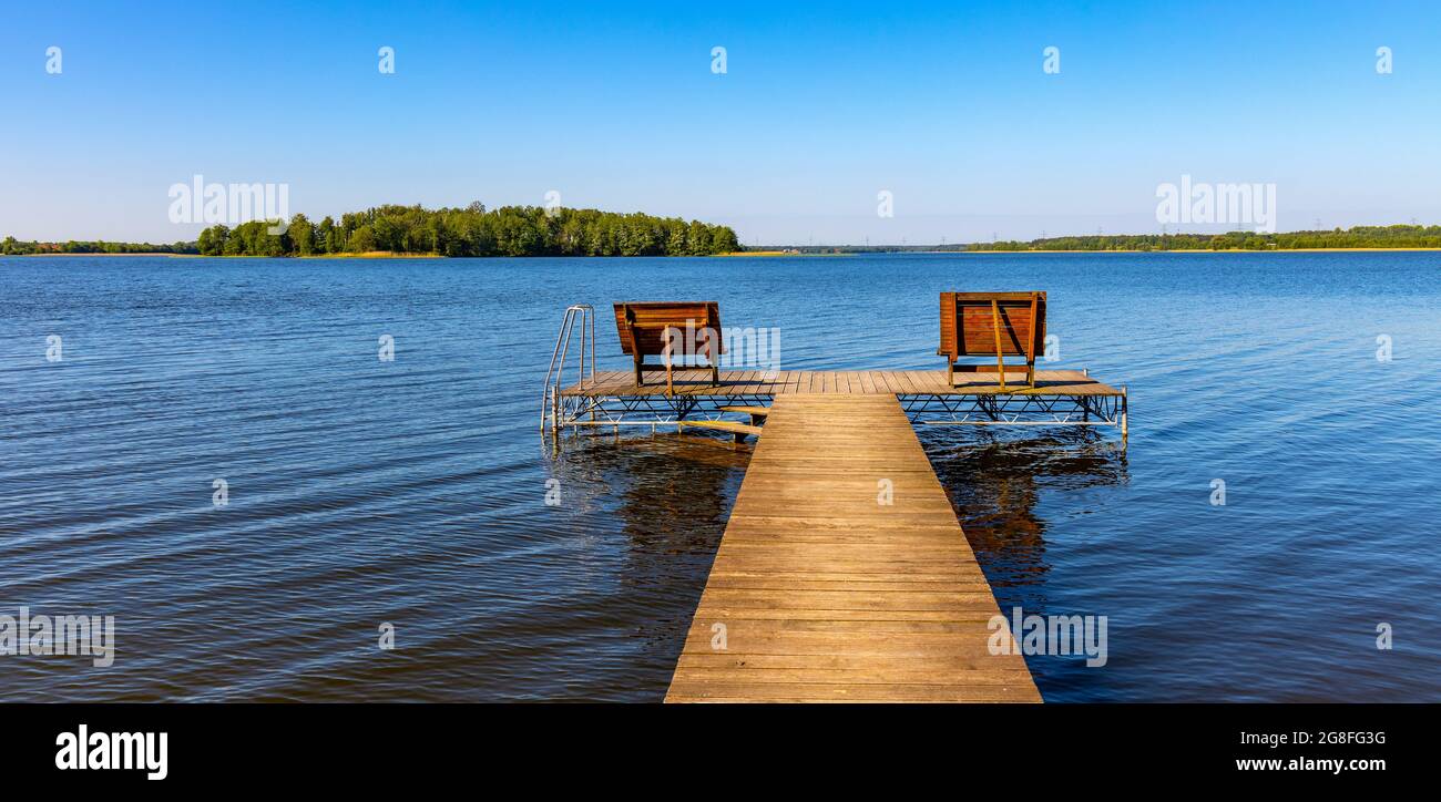 Vue d'été panoramique sur le paysage du lac Jezioro Selmet Wielki avec jetée de loisirs dans le village de Sedki dans la région de Masuria en Pologne Banque D'Images