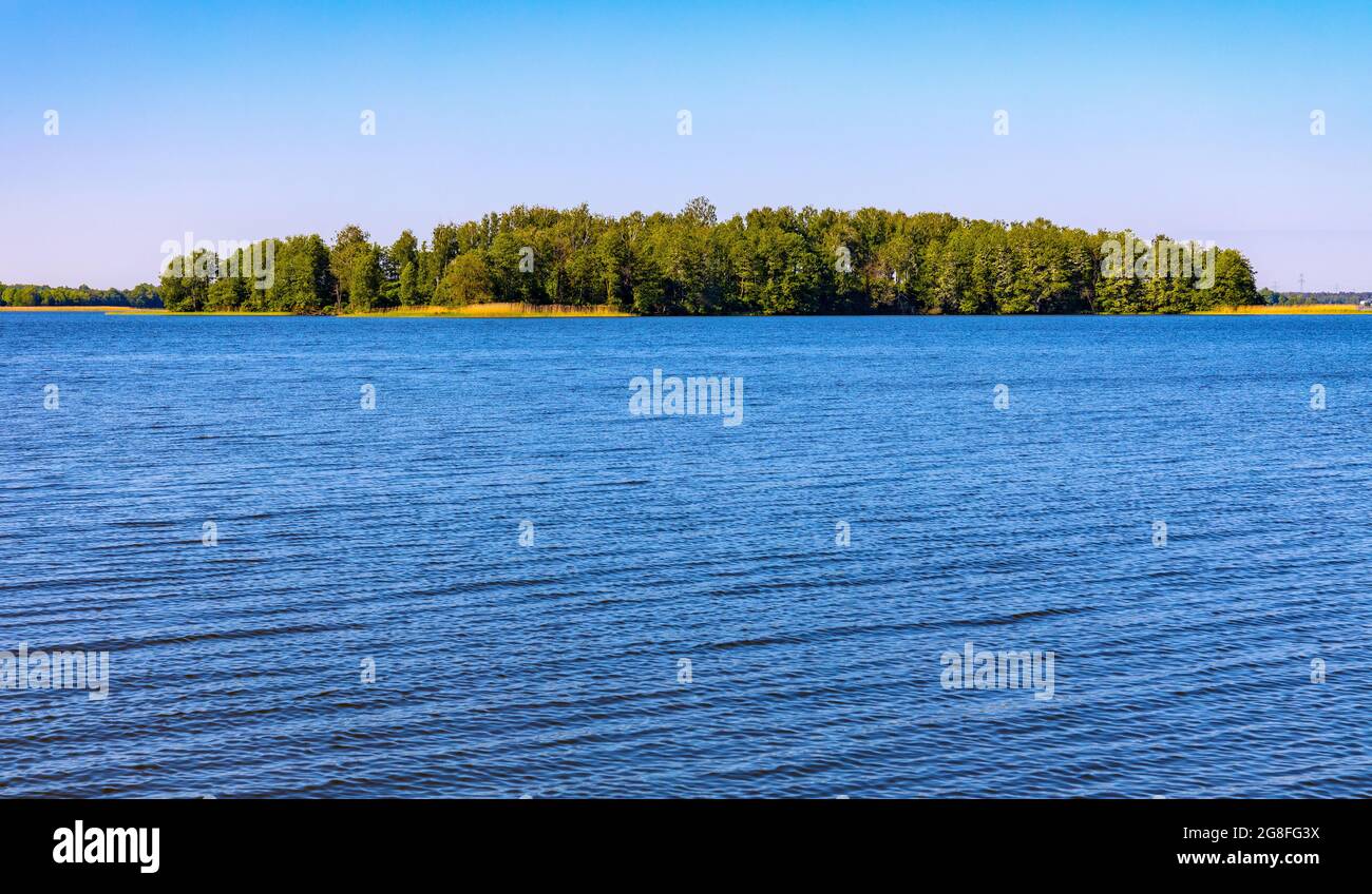 Vue d'été panoramique de Jezioro Selmet Wielki paysage du lac avec une île boisée dans le village de Sedki dans la région de Masuria en Pologne Banque D'Images