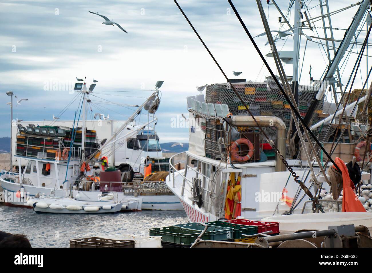 Tribunj, Croatie - 4 juillet 2021 : bateaux de pêche commerciale à l'aube d'été amarrés sur un quai Banque D'Images