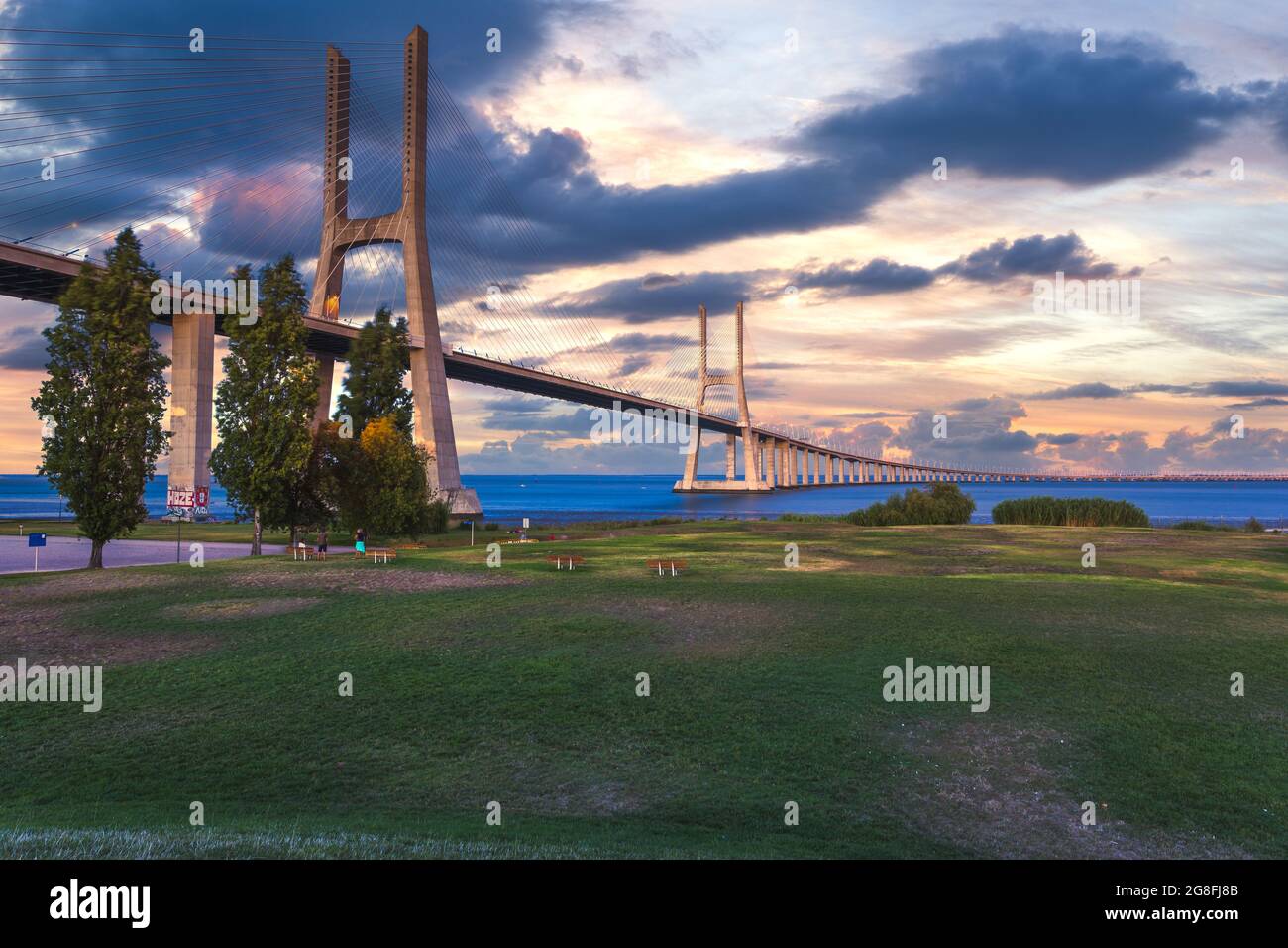 Coucher de soleil incroyable à Lisbonne, en regardant le pont Vasco da Gama commencer à s'allumer, Lisbonne, Portugal Banque D'Images