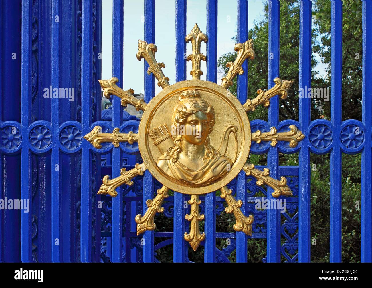 Une plaque d'or de la déesse romaine Diana sur une porte bleue à Skansen à Stockholm, en Suède. Banque D'Images