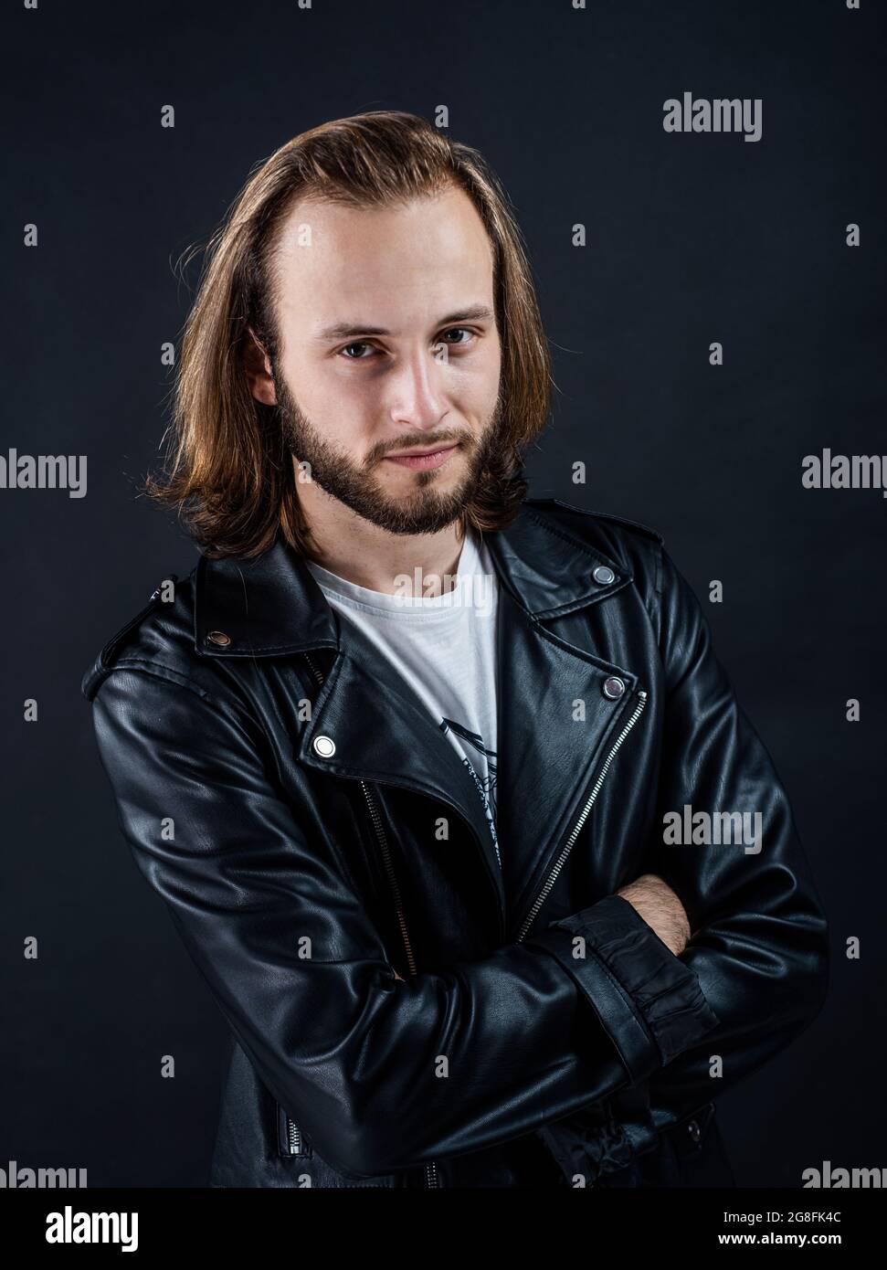 homme barbu motard en cuir veste avec cheveux longs, hommes beauté Photo  Stock - Alamy