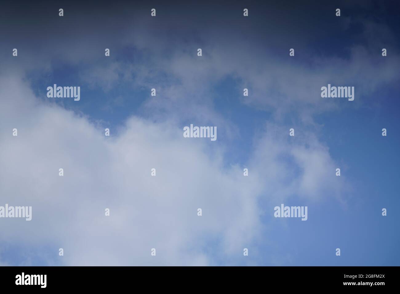 Ciel bleu et blanc Banque D'Images