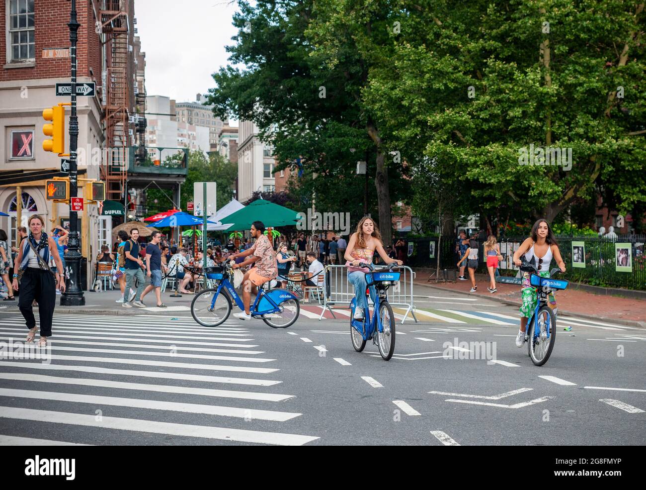 Utilisateurs de CitiBike à Sheridan Square dans Greenwich Village à New York le samedi 10 juillet 2021. (© Richard B. Levine) Banque D'Images