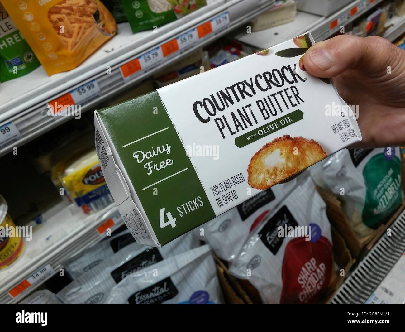 Un acheteur choisit un paquet de beurre à base d'usine de la marque Country Crock dans une glacière dans un supermarché à New York le lundi 12 juillet 2021. (© Richard B. Levine) Banque D'Images