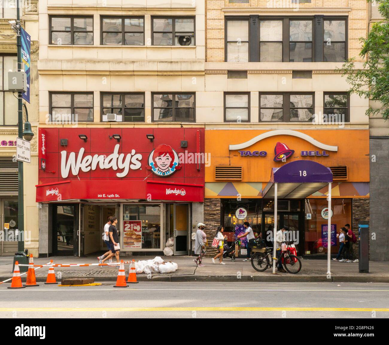 Wendy's et Taco Bell restaurants de restauration rapide côte à côte à Union Square à New York le dimanche 11 juillet 2021. (© Richard B. Levine) Banque D'Images