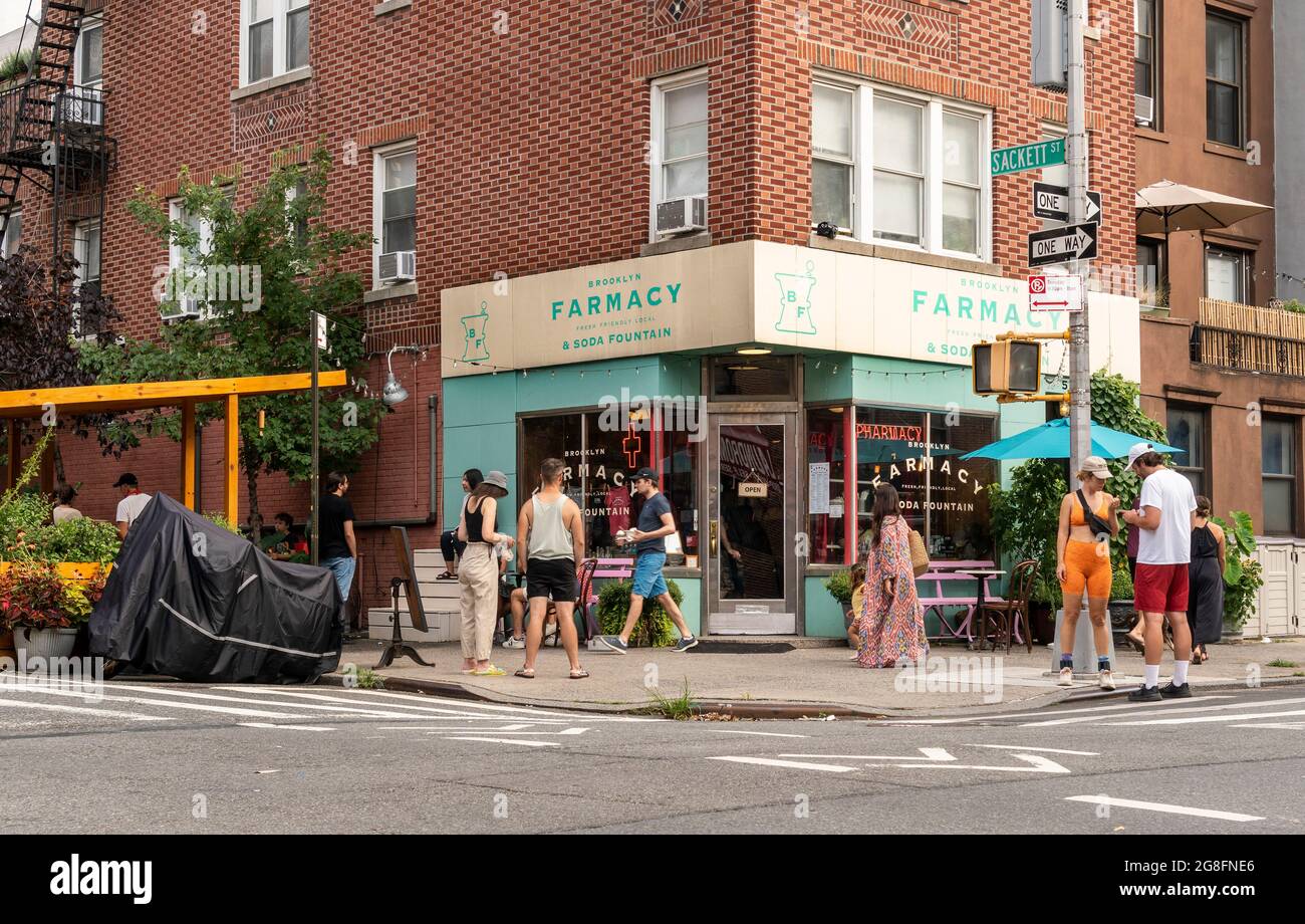 Le restaurant Brooklyn Farmacy dans le quartier Carroll Gardens de Brooklyn à New York le dimanche 18 juillet 2021. (© Richard B. Levine) Banque D'Images