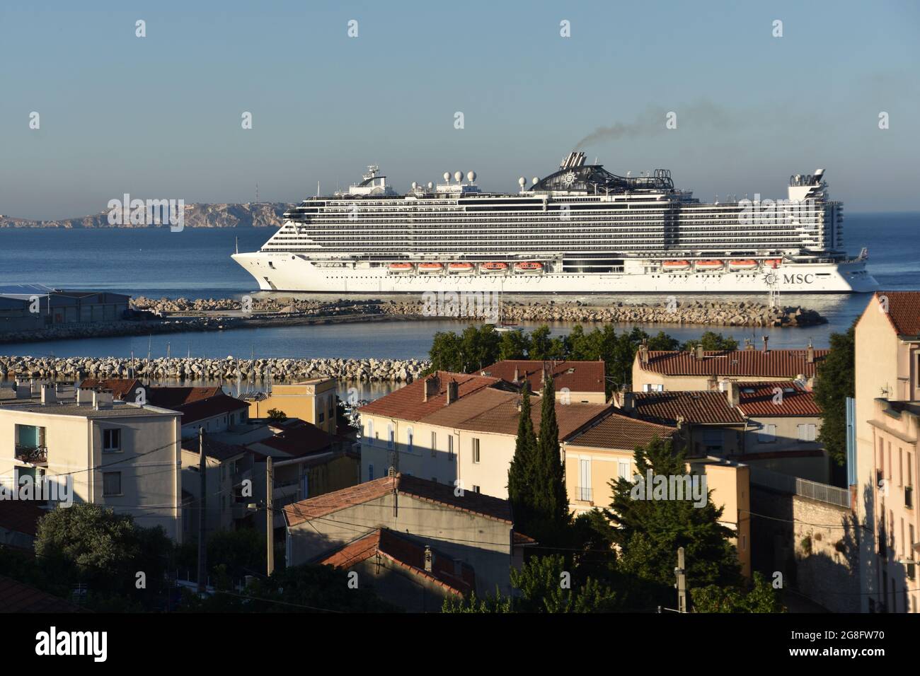 Marseille, France. 18 juillet 2021. Le bateau de croisière MSC Seaside arrive au port de Marseille. Crédit : SOPA Images Limited/Alamy Live News Banque D'Images