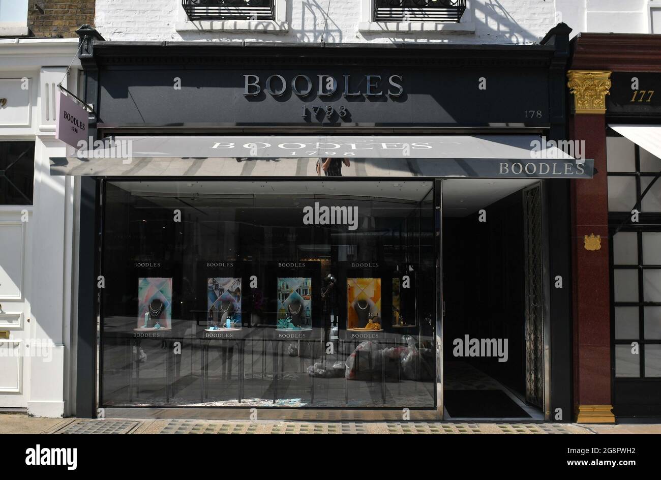 Boolets sur New Bond Street à Londres. Lulu Lakatos a volé des diamants d'une valeur de £4.2 millions de la part des bijoutiers de luxe en échangeant les pierres contre des cailloux à l'aide de 'leight of Hand', a entendu le tribunal de la Couronne de Southwark. Cet homme de 60 ans, prétendument posé comme un gemmologiste appelé « Anna », instruit par un groupe se posant comme de riches investisseurs russes qui voulaient acheter les pierres précieuses de Boosles dans le centre de Londres. Date de la photo: Mardi 20 juillet 2021. Banque D'Images