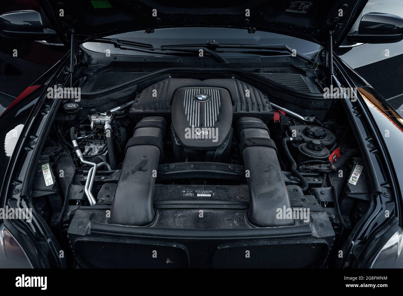 Ukraine, Odessa - 8 juillet 2021 : moteur d'une voiture BMW. Moteur V8 Banque D'Images