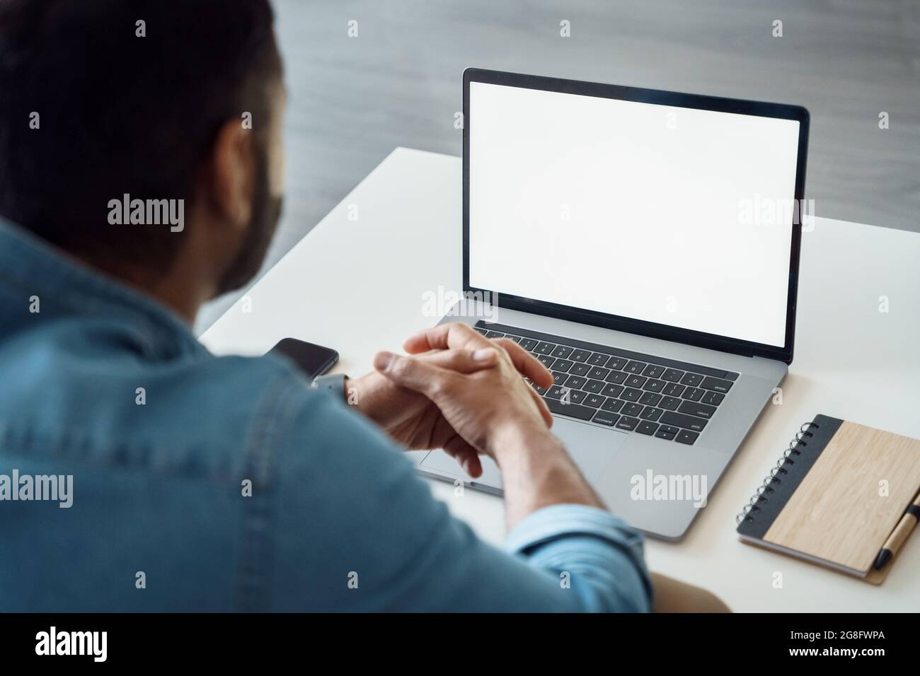 Homme d'affaires regardant le webinaire de formation sur ordinateur portable sur écran maquette blanc Banque D'Images