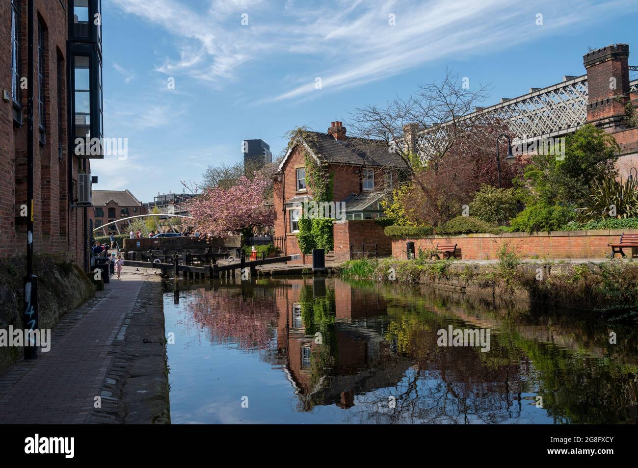 Le canal de Castlefield avec la maison de gardien d'écluse se reflétait au printemps, Manchester, Angleterre, Royaume-Uni, Europe Banque D'Images