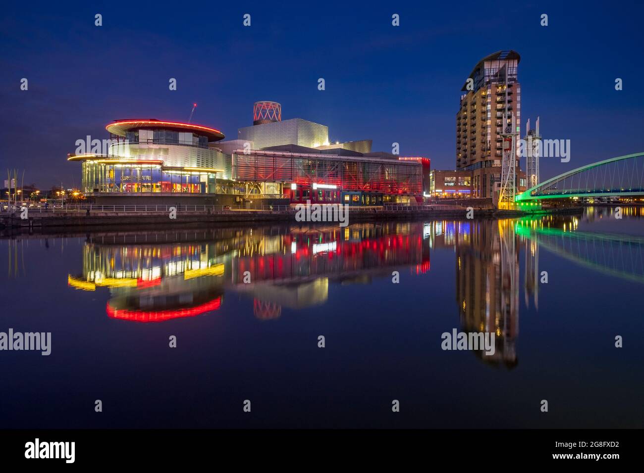 The Lowry Theatre at Night, Salford Quays, Manchester, Angleterre, Royaume-Uni, Europe Banque D'Images