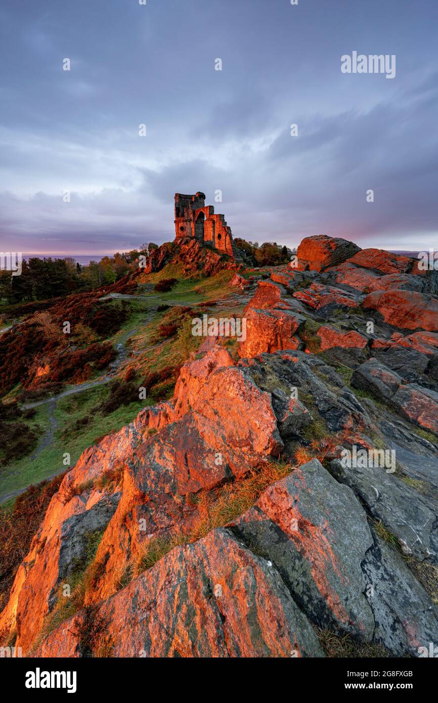 The Folly at Mow COP avec un coucher de soleil incroyable, Mow COP, Cheshire, Angleterre, Royaume-Uni, Europe Banque D'Images