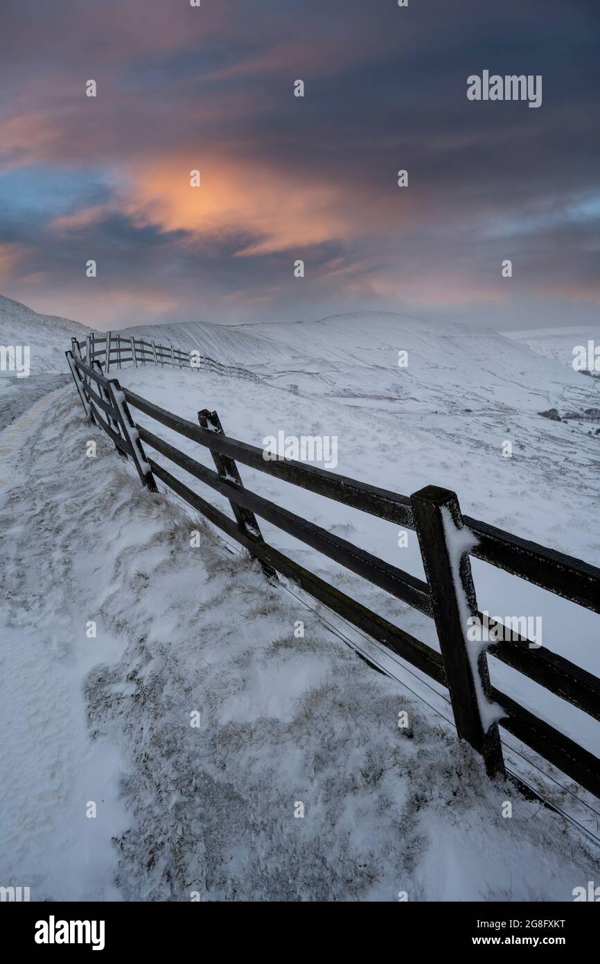 Vue d'hiver avec clôture menant à Rushup Edge, Peak District, Derbyshire, Angleterre, Royaume-Uni, Europe Banque D'Images