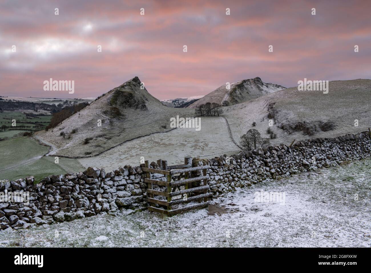 La vue de Chrome Hill et Parkhouse Hill avec dépoussiérage de neige, Peak District, Derbyshire, Angleterre, Royaume-Uni, Europe Banque D'Images