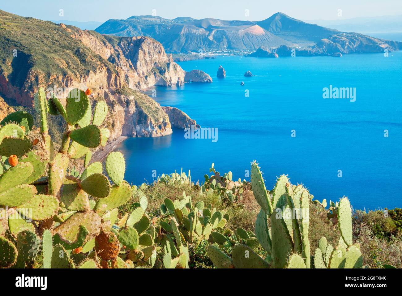 Vue sur l'île de Lipari et Vulcano depuis le Belvédère Quattrocchi, l'île de Lipari, les îles éoliennes, site classé au patrimoine mondial de l'UNESCO, Sicile, Italie, Méditerranée Banque D'Images