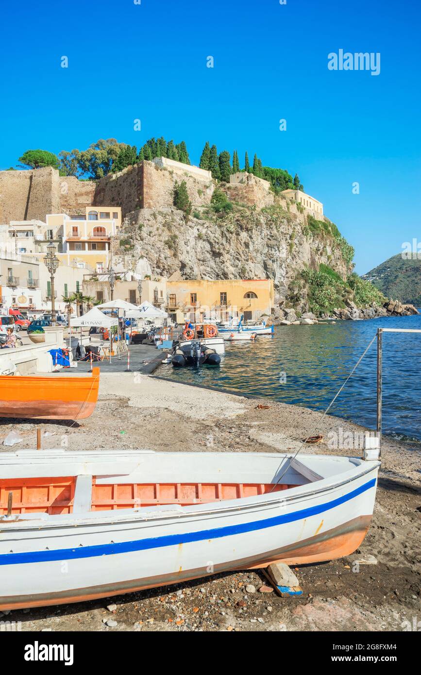 Port de Marina Corta, ville de Lipari, île de Lipari, Iles Eoliennes, site classé au patrimoine mondial de l'UNESCO, Sicile, Italie, Méditerranée, Europe Banque D'Images
