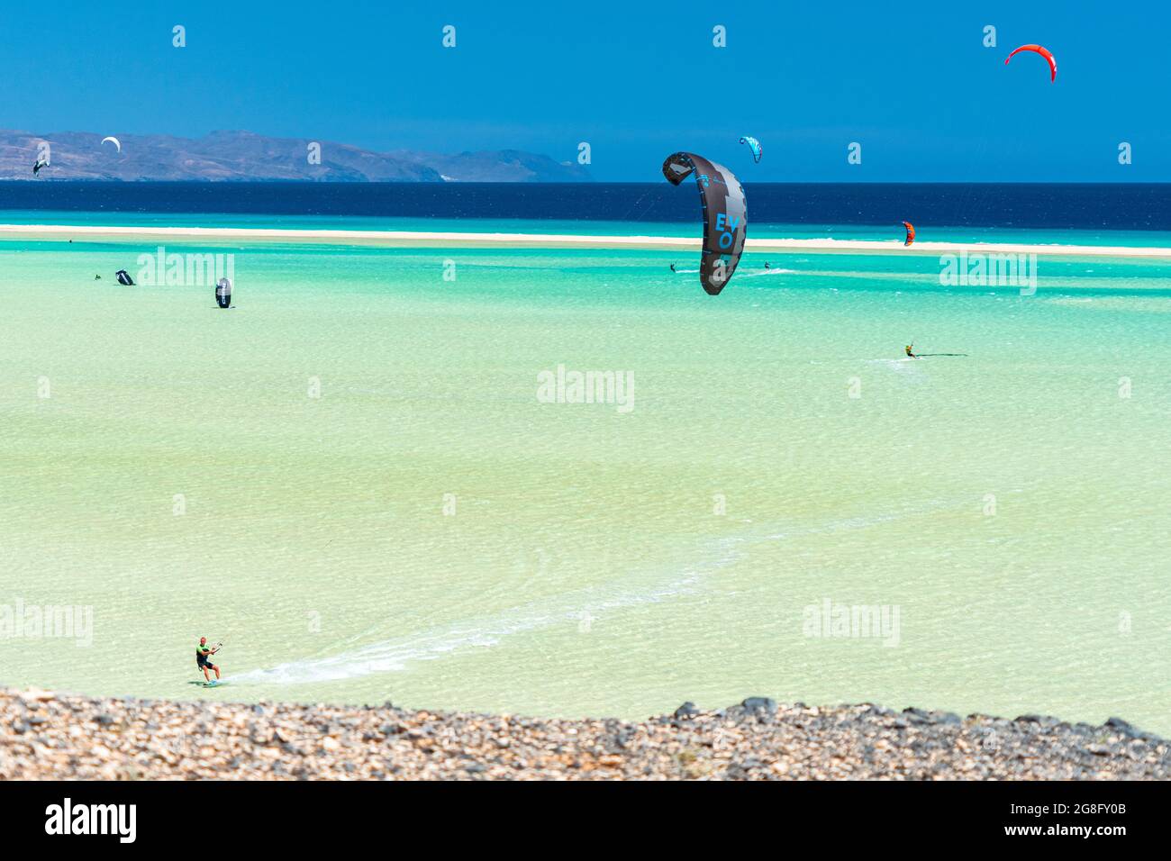 Kite surfeurs à la plage de Sotavento, Jandia, Fuerteventura, îles Canaries, Espagne, Atlantique, Europe Banque D'Images