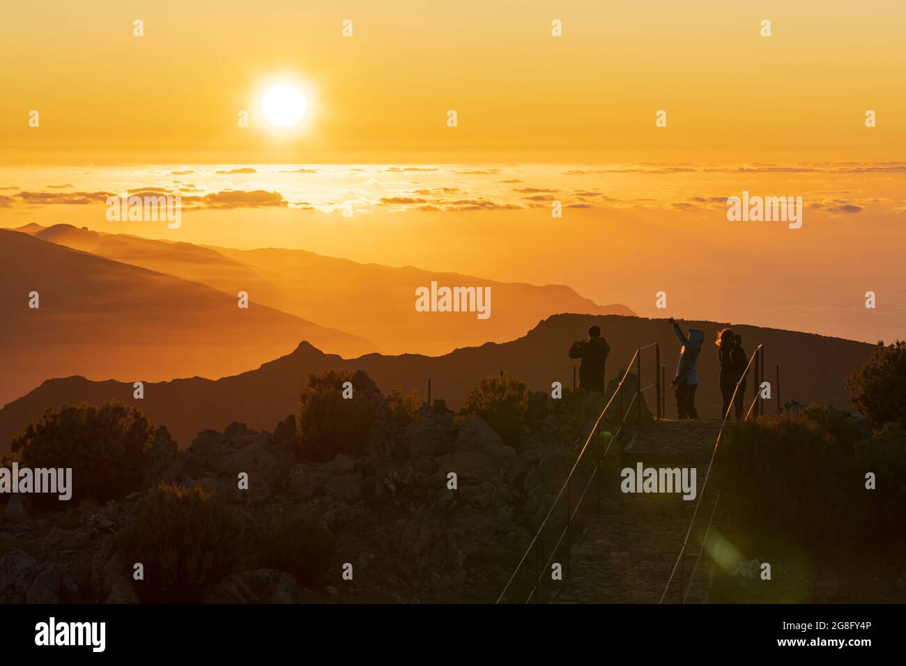 Touristes photographiant le coucher du soleil avec un smartphone du pic de Pico Ruivo, Madère, Portugal, Atlantique, Europe Banque D'Images