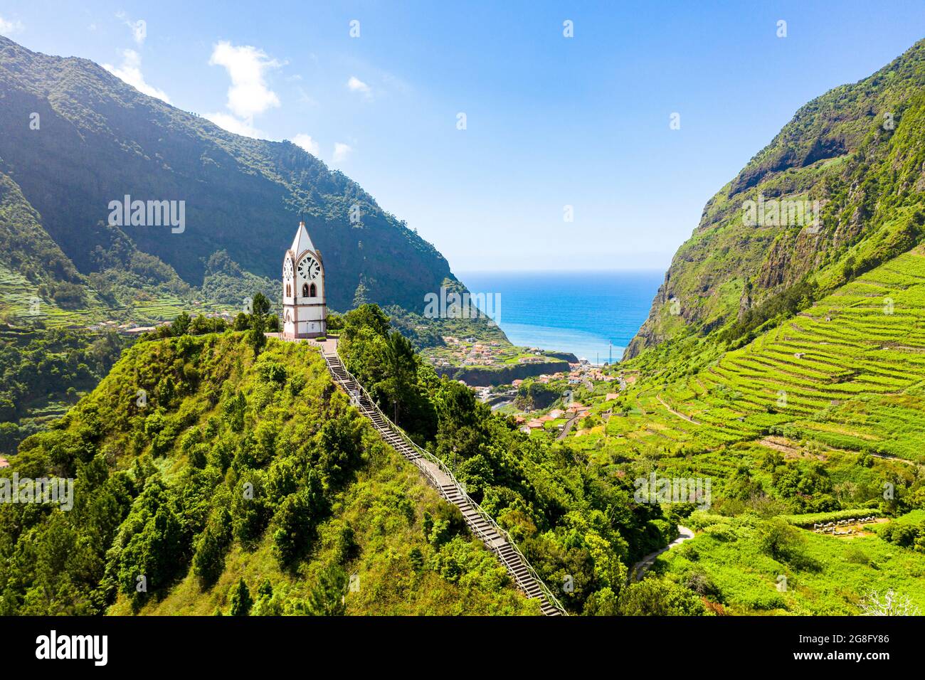 La chapelle-tour Nossa Senhora de Fatima au sommet des collines verdoyantes, Sao Vicente, île de Madère, Portugal, Atlantique, Europe Banque D'Images