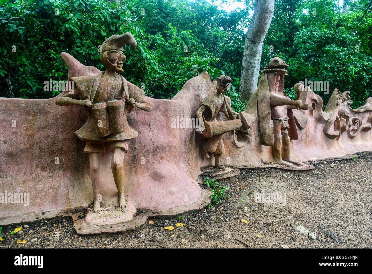 Sculptures Voodoo dans le bosquet sacré d'Osun, site classé au patrimoine mondial de l'UNESCO, État d'Osun, Nigeria, Afrique de l'Ouest, Afrique Banque D'Images