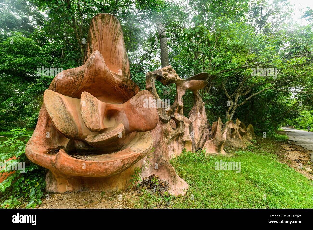 Sculptures Voodoo dans le bosquet sacré d'Osun, site classé au patrimoine mondial de l'UNESCO, État d'Osun, Nigeria, Afrique de l'Ouest, Afrique Banque D'Images
