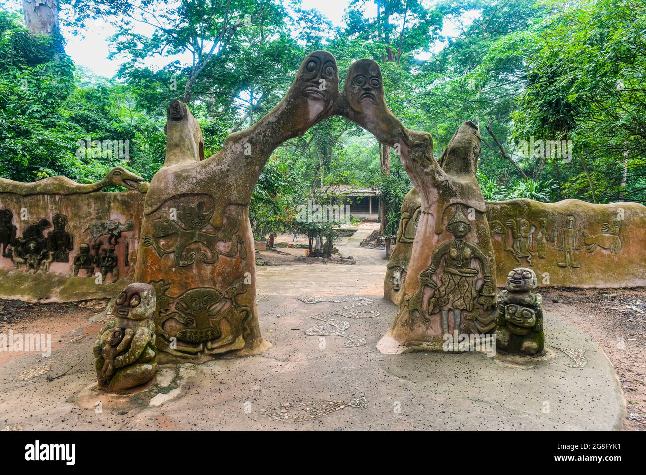 Maison sacrée dans le bosquet sacré d'Osun-Osogbo, site classé au patrimoine mondial de l'UNESCO, État d'Osun, Nigeria, Afrique de l'Ouest, Afrique Banque D'Images