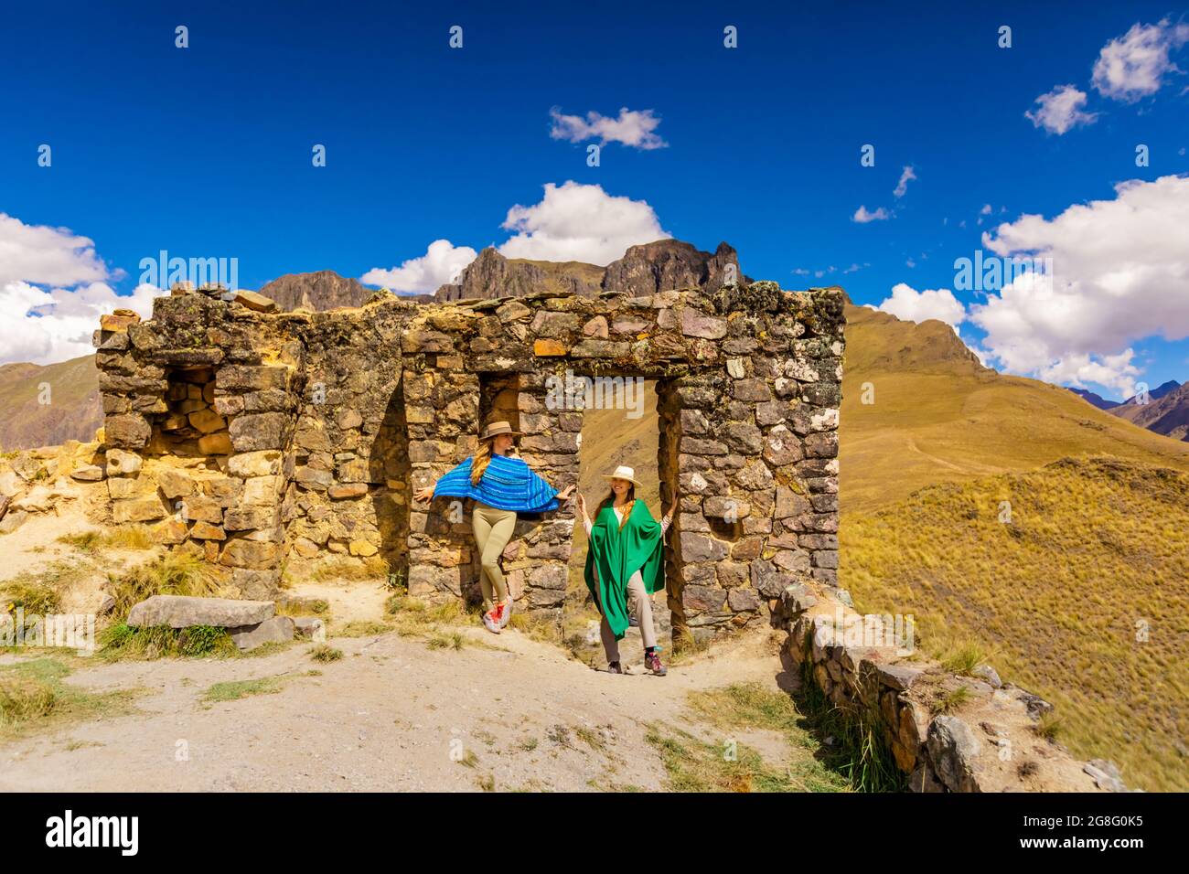 Femme explorant Inti Punku (Sun Gate), Cusco, Pérou, Amérique du Sud Banque D'Images