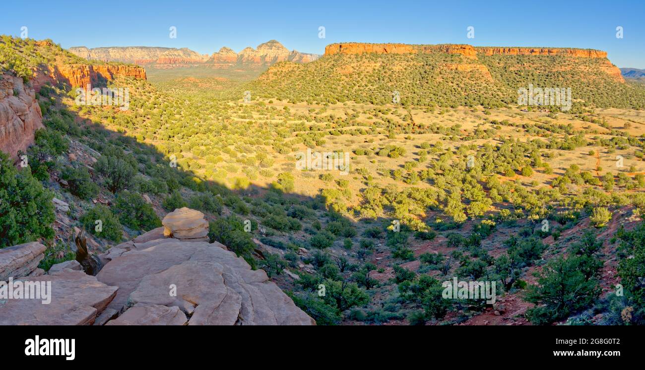 Vue panoramique de Sedona depuis le premier Banc de Bear Mountain, à droite du centre est Doe Mountain, Sedona, Arizona, Etats-Unis Banque D'Images