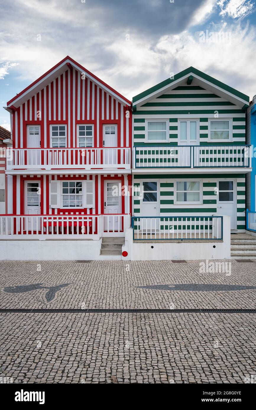 Maisons traditionnelles aux couleurs rayées près de la plage de Costa Nova à Aveiro, Centro, Portugal, Europe Banque D'Images