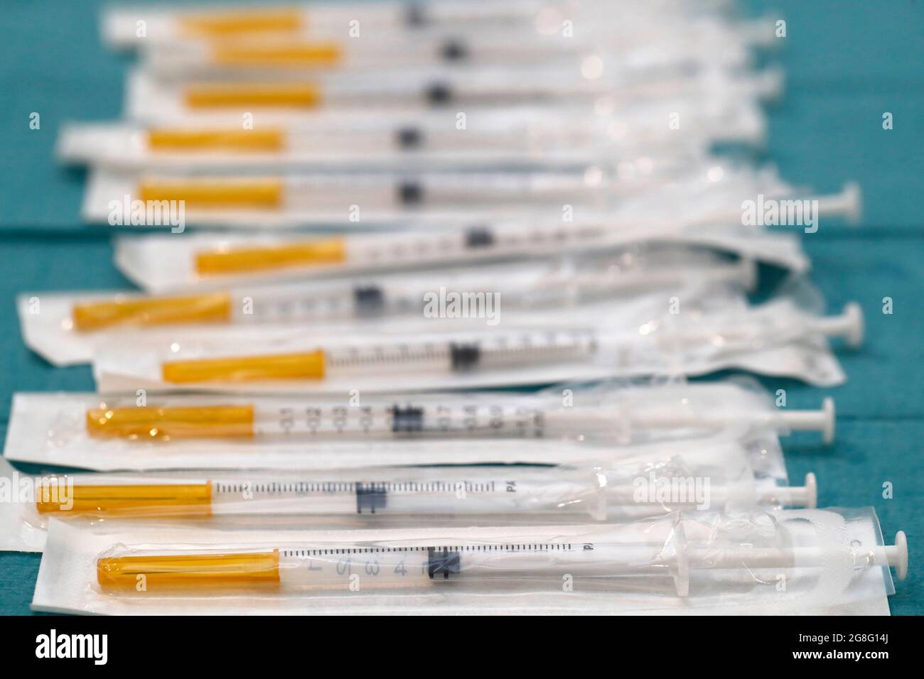 Centre de vaccination COVID-19, seringues avec sérum corona, vaccin Moderna COVID-19, Saint-Gervais, France, Europe Banque D'Images