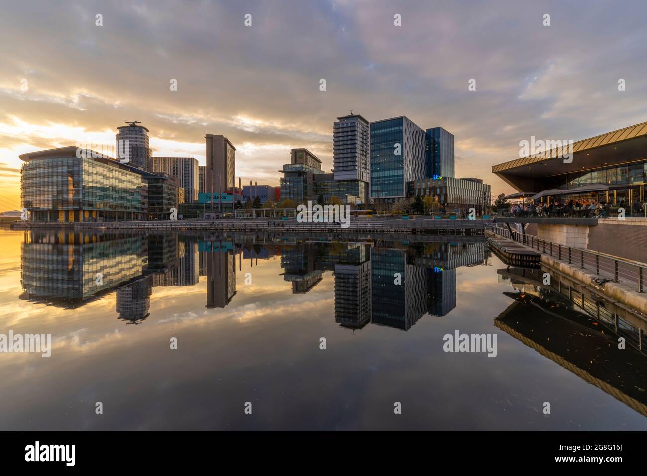 Vue de MediaCity UK au coucher du soleil, Salford Quays, Manchester, Angleterre, Royaume-Uni, Europe Banque D'Images