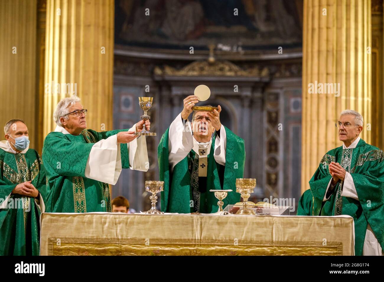 Archevêque Michel Aupetit, célébration eucharistique, Messe à l'Eglise catholique Saint-Philippe-du-roule, Paris, France, Europe Banque D'Images