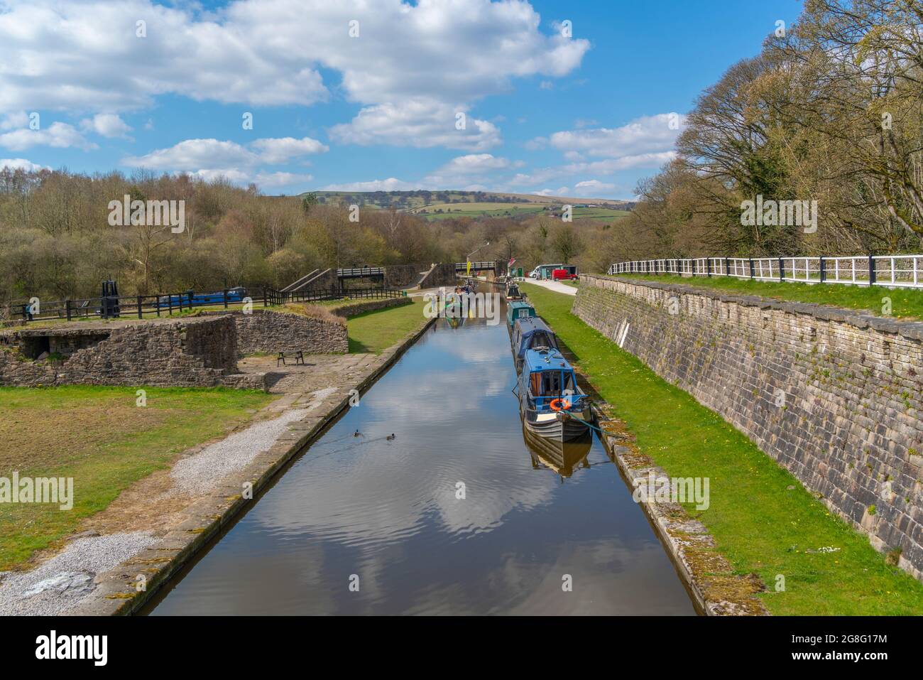 Vue sur les bateaux étroits de Bugsworth Basin, Bugsworth, Peak Forest Canal, High Peak, Derbyshire, Angleterre, Royaume-Uni, Europe Banque D'Images