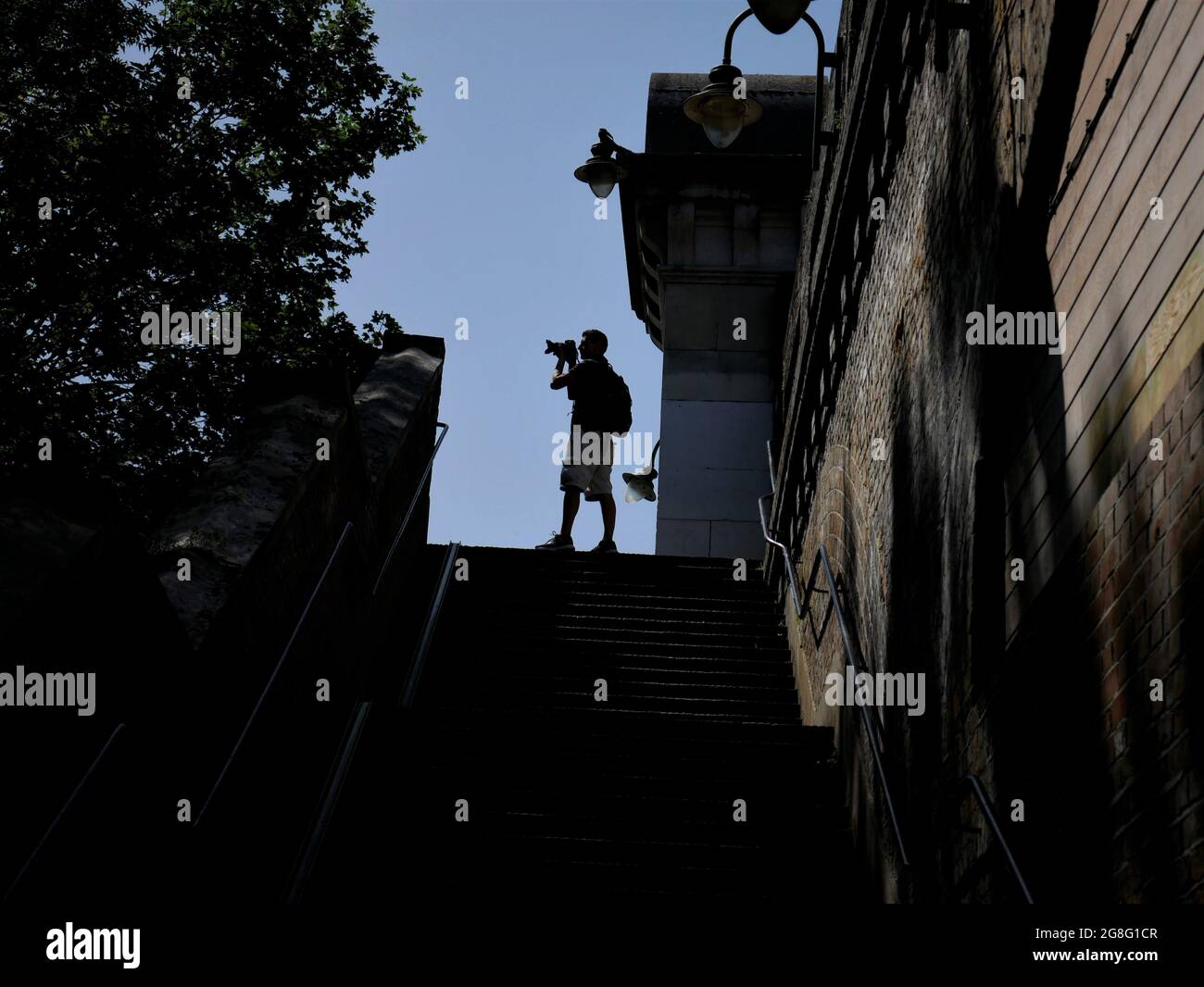 Silhouette d'un photographe au sommet de l'escalier à Putney Bridge Banque D'Images