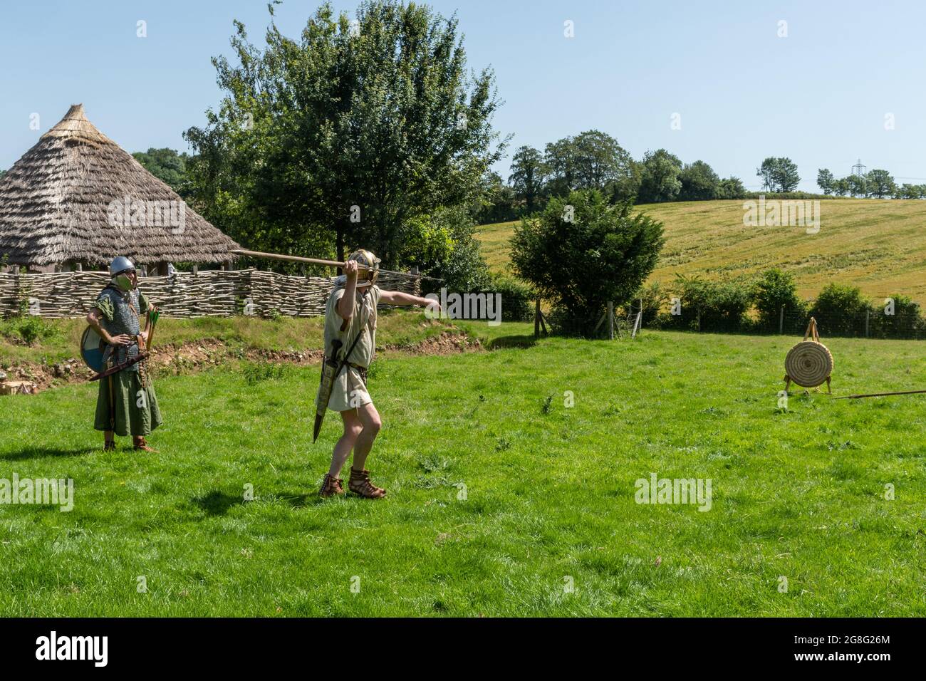Herigeas Hundas, société anglo-saxonne de reconstitution, exposition au musée archéologique en plein air Busser Ancient Farm, dans le Hampshire, en Angleterre, au Royaume-Uni Banque D'Images