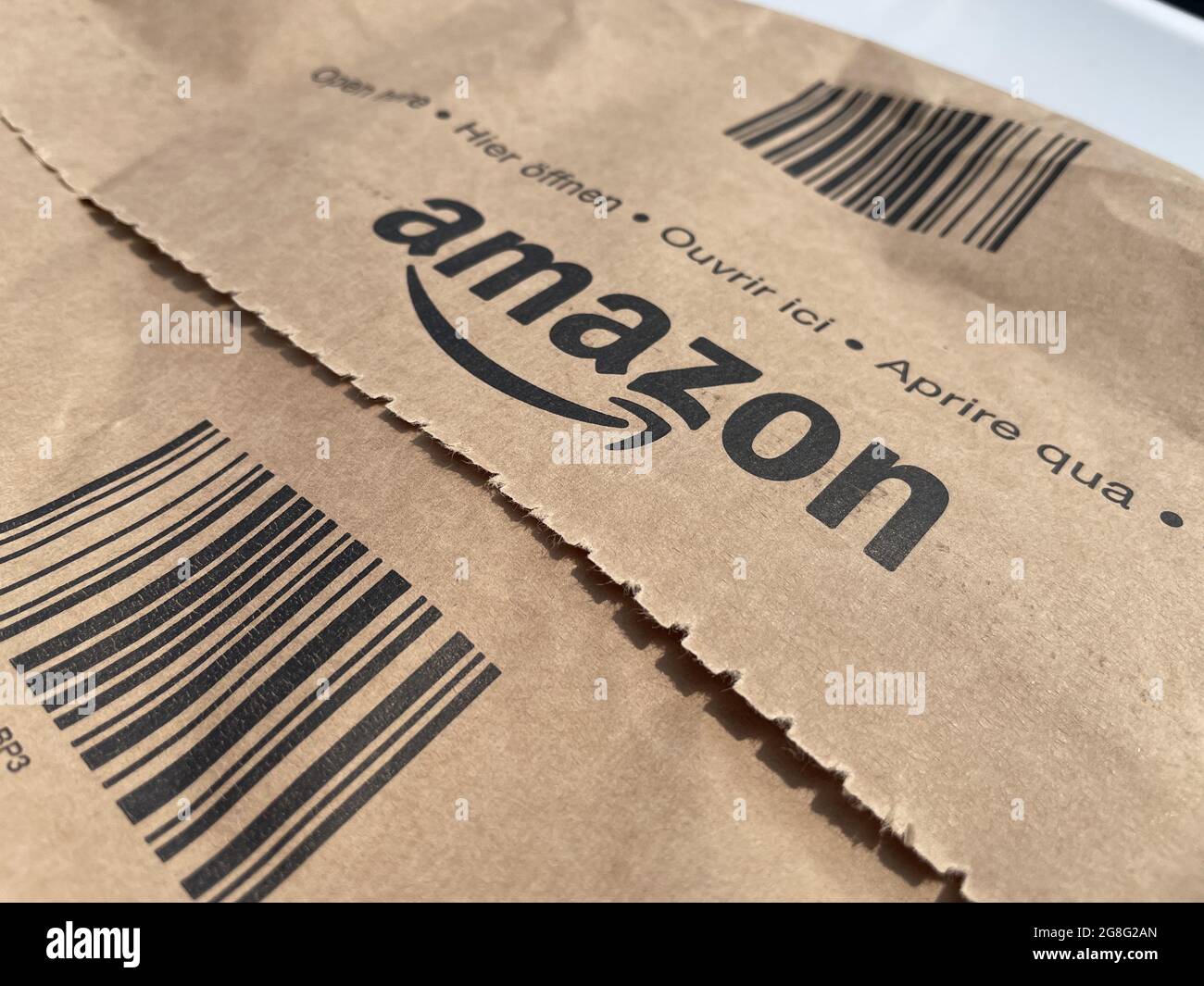 TORINO, ITALIE - 06 juillet 2021 : une photo en grand angle du paquet de livraison de papier Amazon avec instructions d'ouverture multilingues Banque D'Images